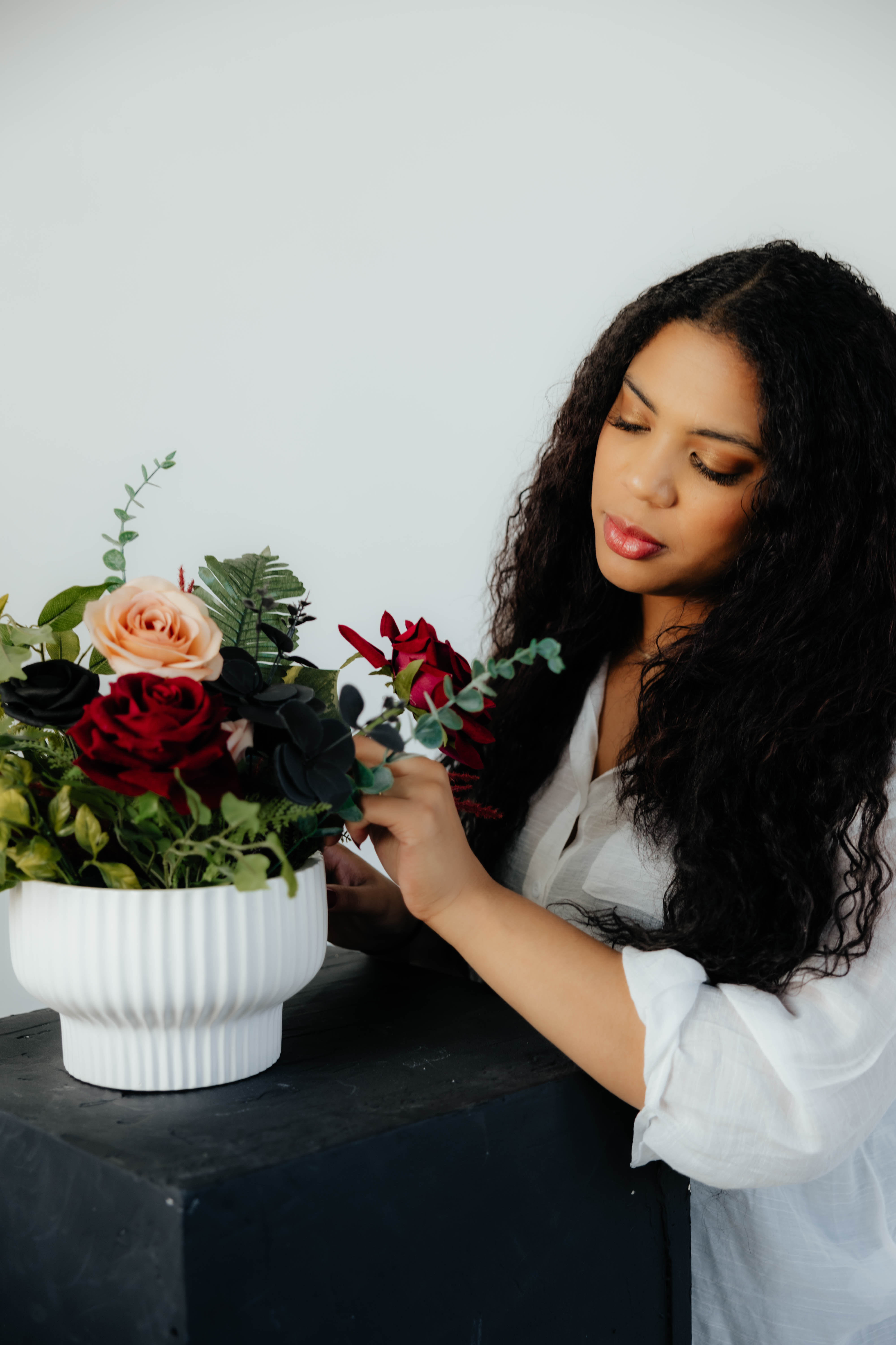 Ali arranging a centerpiece
